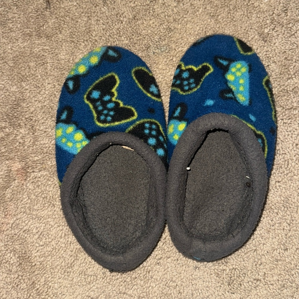 CuddleDud‘s size, small gaming slippers, blue lime, green and black